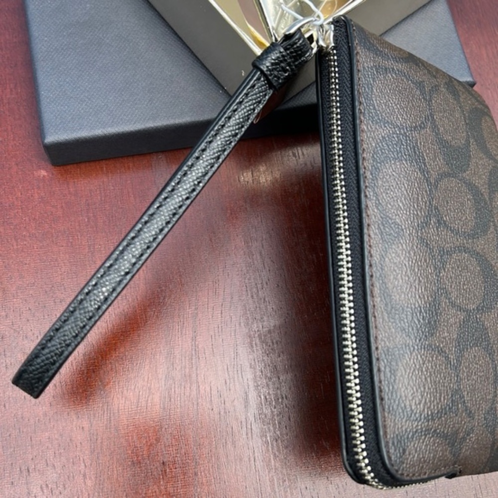 NWT Authentic Coach zip wristlet with Coach gift box - Picture 6 of 11